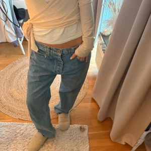 Baggy jeans med låg midja ifrån Brandy Melville  - Säljer ett par blå jeans med loose fit och låg midja ifrån märket brandy Melville .