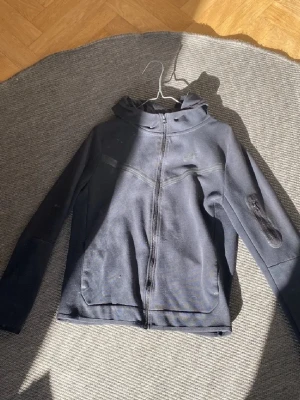 Nike tech fleece  - Säljer denna Nike tech fleecen, passar perfekt för barn och ungdomar som vill ha en skön och luftig tröja. Pris kan diskuteras 