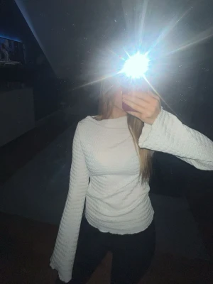 Vit långärmad topp med struktur - vit långärmad topp från lager 157, använd få gånger🤍🤍