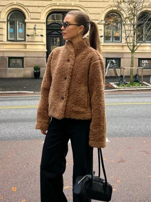 Brun kappa  - Säljer en jättefin helt ny brun kappa från Ginatricot, den är aldrig använd endast testad, säljer då jag köpte två. Den har fortfarande påse och lapp kvar.