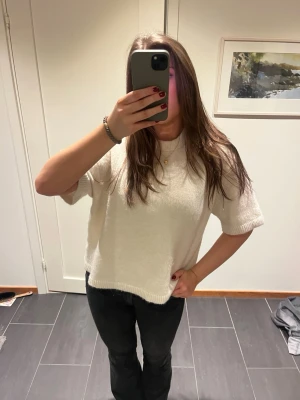 Vit stickad trekvartsärmad tröja - Säljer denna vita stickade tröja med trekvarts armar från Gina Tricot. Super mysig och använd bara ett fåtal gånger💞
