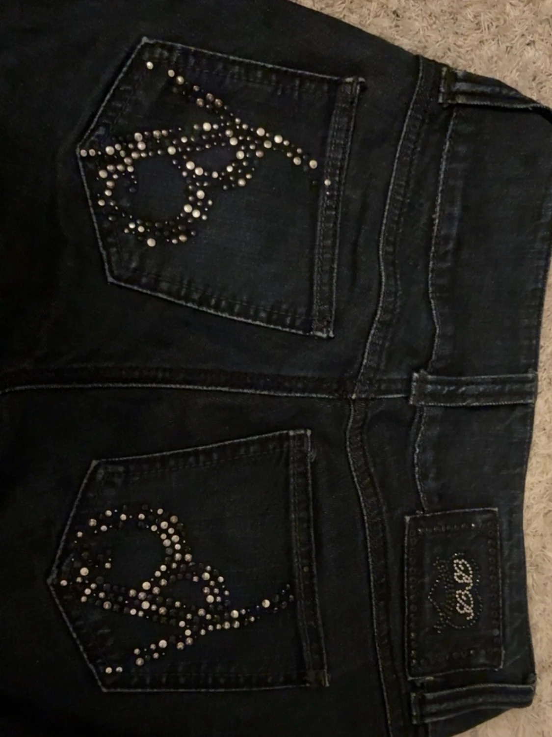 Mörkblå jeans med nitar på fickor - 3