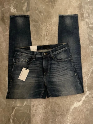 Tiger of Sweden jeans nya - Helt nya tiger of Sweden jeans med lapparna kvar. Storlek W30 l32. Tveka inte på att fråga vid frågor. Pris blir billigare vid köp av flera par