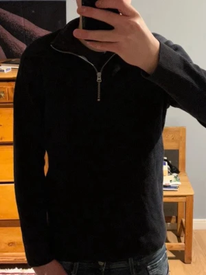 Only & sons half zip tröja  - Hej! Säljer denna half zip tröjan från only & sons//börjar bli för liten för mig//personen är 184cm lång och väger 70-75kg//fråga gärna! 