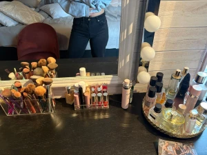 Svarta bootcut jeans - Säljer ett par svarta jeans med bootcut passform och hög midja. Byxorna har klassisk femficksdesign och är tillverkade i ett mjukt och stretchigt jeansmaterial som sitter riktigt snyggt. Perfekta till sneakers eller boots.