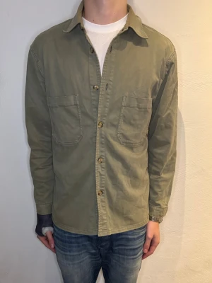 Sand Overshirt  - Stl - M | skick: 10/10 | nypris: 2499 Tveka inte att höra av er vid frågor!