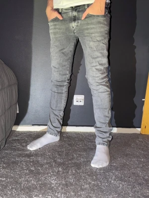 Replay grå  jeans 28/32 - Säljer ett par gråa Replay  jeans i storlek 28/32. Går att köpa med ett annat plagg för bättre pris.