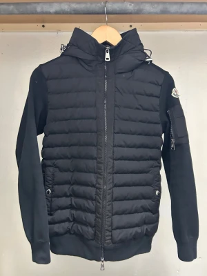 Moncler cardigan  - Svart cardigan från Moncler, Perfekt för kyliga dagar och snygg till streetwear.                            Pris kan sänkas vid snabb affär!
