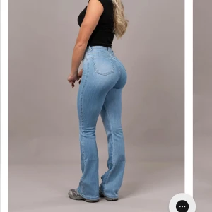 Bootcut jesns från Fitjeans i färgen arctic light blue  - Säljer ett par jeans med bootcut-modell och hög midja från Fitjeans i färgen arctic light blue, använt ett fåtal gånger och är i väldigt bra skick. 