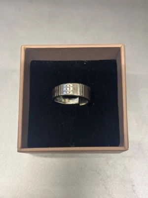 Ring i rostfritt stål - Handgjord ring i rostfritt stål, skapad av återvunna gamla bestick. Varje ring är unik med sin egen karaktär. Hållbar, slitstark och missfärgas inte.🩶