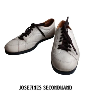 Vintage Bally skor - Vintage golfskor skor från Bally i krämvit färg. Är i använt men fint skick.