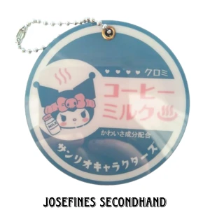 Kuromi handspegel - Kuromi handspegel som får plats i fickan eller att använda som en nyckelring. Är I bra skick, Tyvärr har den några repor på spegeln men går fortfarande att använda jättebra. Den var så när jag köpte den då den inte hade en skydplast. Ordinarie pris cirka 150 kr