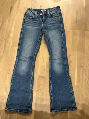 Jeans från Gina Tricot  - Jättefina jeans från Gina Tricot i storleken 164. Byxorna är lite high wiasted och använda 1 gång. Det är cirka 3 diamanter som saknas men man märker inte det. 