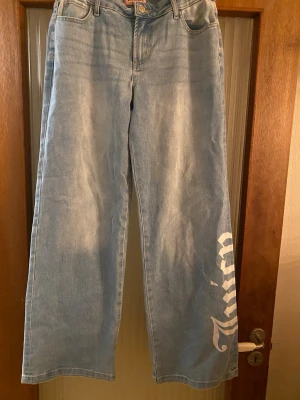 Wide low jeans - Juicy Couture  - ”baggy”  låg midjade jeans ifrån Juicy Couture - Köpt i USA och finns bara där för att köpa  Är y2k och 90s stil - Har en text på höger sida av benet där de står Juicy med vit färg   Har endast testat dem en gång och tog tyvärr av prislappen - Köpta för 120 dollar ~ 1200kr men säljer för 550kr då jag vill bli av med den   Är öppen för diskussion om pris och andra frågor!