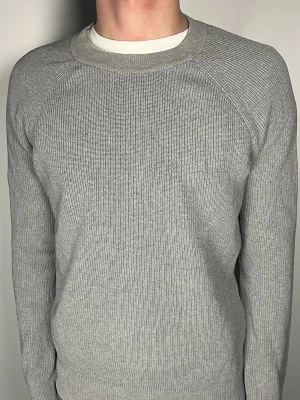 Stickad tröja - Säljer en riktigt snygg och trendig stickad tröja och i fint skick, storlek S, vid frågor är det bara att skriva //Gramenti