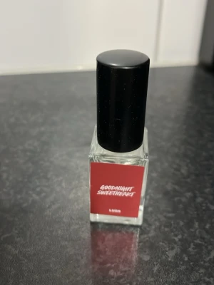 Goodnight Sweetheart Pillow Spray Lush - Goodnight Sweetheart från Lush är en handblandad pillow spray med fina eteriska oljor. Innehåller bl.a. lavendel, kamomill och tonkaböna. Volym: 15 ml. Perfekt för dig som vill ha en avslappnande doftupplevelse.