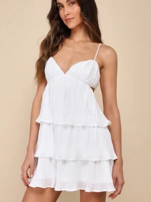 Vit studentklänning  - Superfin vit studentklänning med volanger. Helt slutsåld på hemsidan! Använt endast en gång❤️