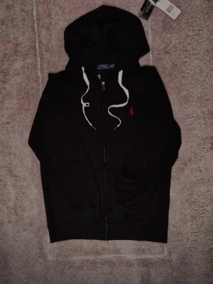 Polo ralp lauren - Hej säljer min Ralph lauren hoddie för jag växt ut den är knappat använd eftersom den var liten från början Qr coden funkar såklart. Är i storlek M men passar även S om man är lite längre 