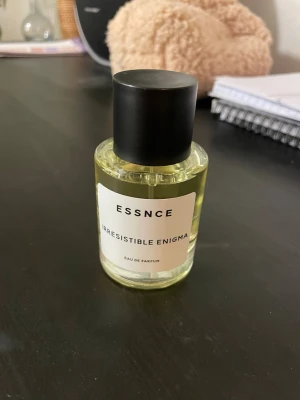 Essnce Irresistible Enigma EdP - Modern Eau de Parfum från ESSNCE med namnet Irresistible Enigma. En stilren flaska som passar perfekt för dig som vill sticka ut och addera en mystisk touch till din vardag.