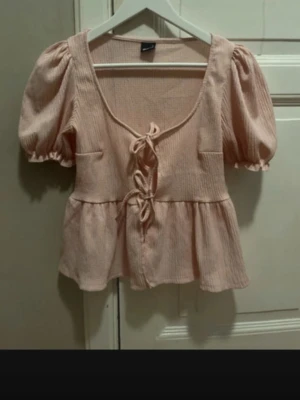 Rosa knyt blus  - Rosa knytblus från Gina tricot . Endast prövad .