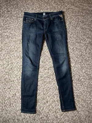 Replay luz jeans  - Hej! Säljer ett par väldigt fina replay luz dam. Dom har väldigt fina slitningar. Dom är i storlek 31 och är skinny fit