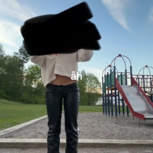 Skinnbyxor! Extremt low waist - Nu säljer jag mina älskade extremt low waist skinn byxor som är väldigt väldigt efterfrågade där av priser! Till dig som vill köpa dem: de är omsydda till extra low waist av en som jobbar med de men såklart som på alla andra skinnbyxor syns det lite granna men  inget man riktigt tänker på! Så fina till vardags men även festligare tillfällen. Hör av er om ni har några frågor💓priset går att diskuteras!