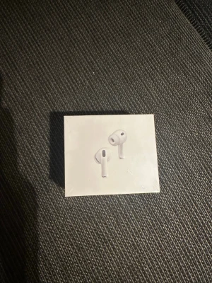 AirPods Pro 3 - Helt nya Apple AirPods Pro 3 i oöppnad originalförpackning. Trådlösa hörlurar med aktiv brusreducering, laddningsetui och flera örontippar. Kompatibla med USB-C, MagSafe och Qi-laddning. Perfekt skick, ingen synlig skada på förpackningen.