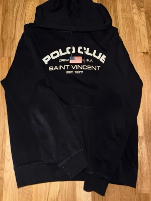 Mörkblå hoodie Polo Club - En riktigt skön tröja, perfekt pass form och tillverkad av ett mycket skönt material. Har tyvärr växt ur den och säljer därför vidare den.