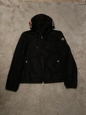 Moncler Grimpeurs black - Hej! Svart Moncler windbreaker i den fetaste modellen Grimpeurs! Otroligt sällsynt att hitta en sån här autentisk! Storleken är 3 vilket motsvarar Medium! Jackan har 3 styckna onsynliga pytte små lagningar pluss ett onsynligt pinhole. Syns endast om man letar efter det men syns inte alls vid användning! Jackan är äkta (Se industries lapp samt logga). Skriv vid minsta intresse av köp 🤝