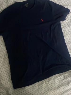 Polo Ralph lauren t-shirt  - Mörkblå t-shirt i riktig bra skick. Inga defekter 