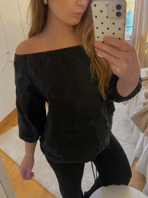 Svart offshoulder blus Mrs Hugs - Säljer en svart offshoulder blus från Mrs Hugs. Blusen har trekvartsärmar