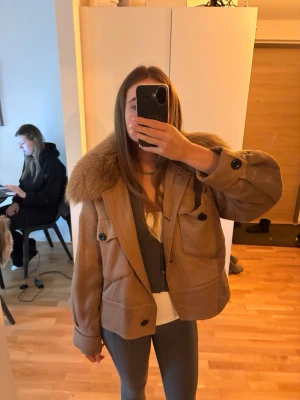 Meotine kappa - Meotine kappa i brun/beige med avtagbar päls, jackan är i bra skick utan defekter och är i storlek xs/s