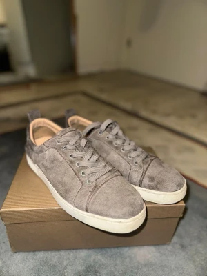 Gråa Louboutin skor - Snygga dojjor som passar perfekt till alla outfits 🤩. Tecken på användning syns men har inte varit några större bekymmer för mig. Perfekta skor som kompletterar outfiten till sommaren! ☀️