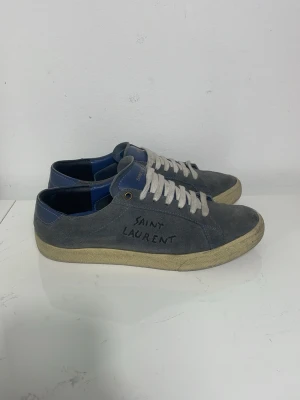 Blå Saint Laurent skor  - Säljer nu mina snygga Blå Saint Laurent skor, skriv för fler bilder/frågor🙌🏼