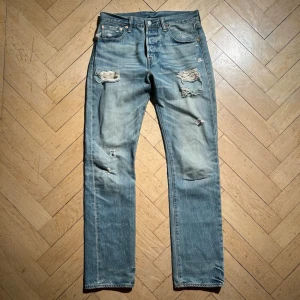 Levis 501 jeans. - Levis 501 jeans storlek 29/32. Vid köp av fler produkter erbjuds bättre pris. Skriv vid ytterligare frågor eller funderingar🤝 Mått: Längd 103 cm. Midja 37 cm.