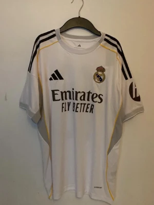 25/26 Mbappe tröja - En real Madrid Mbappe tröja som jag har aldrig använt. Skriv om ni är intresserade!!