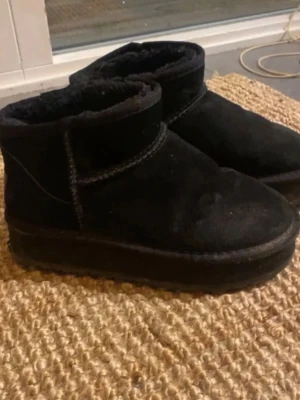 Svarta mocka boots med fluffig insida - Säljer mina svarta uggs då jag köpt ett par andra vinterskor. Pris kan diskuteras🙏