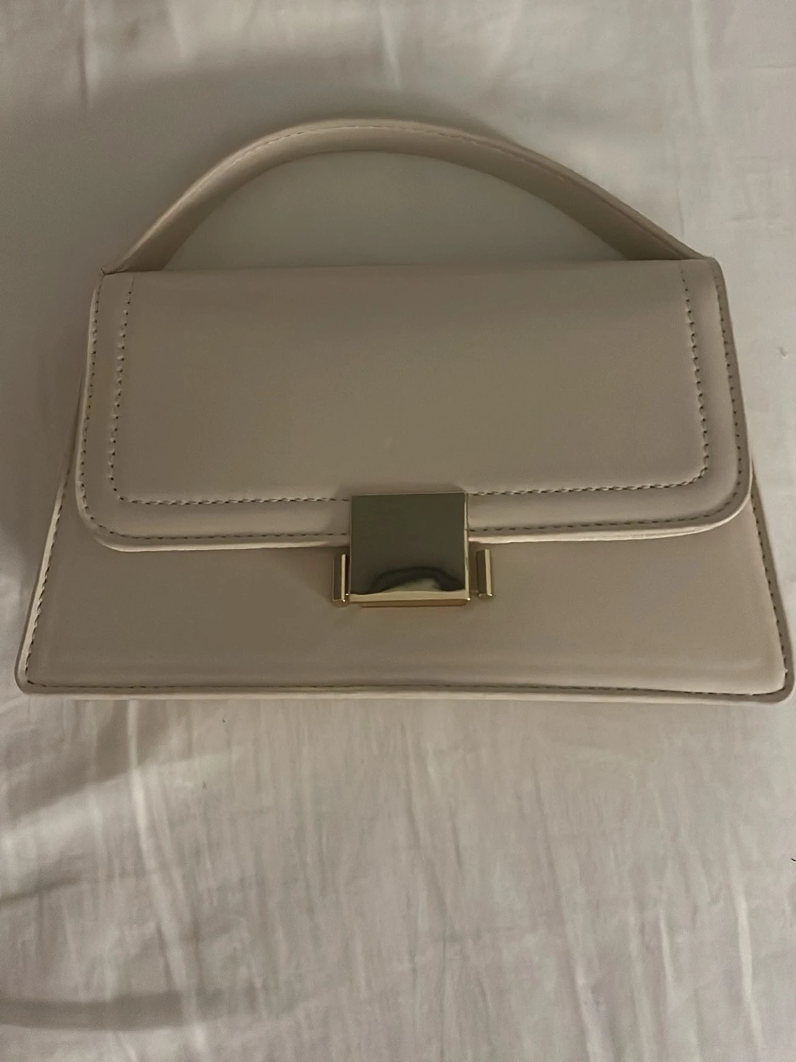 Beige handväska med gulddetaljer - 1