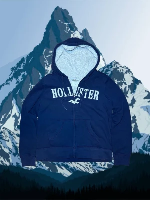Hollister xs - Säljer en sjukt fet Hollister hoodie som passar xs. Tröjan är i bra skick 7/10. Bara att höra av er vid frågor!😀