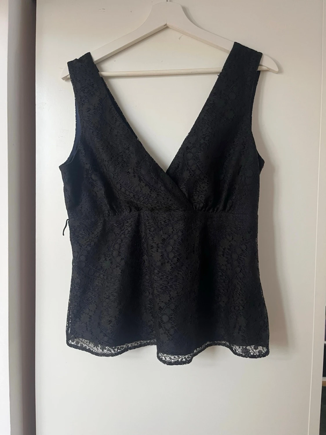 Svart spetsblus med omlott och v-ringning