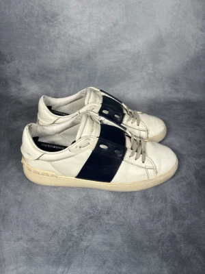 Valentino skor - Storlek: 44 || Skick:  8/10|| Nypris: Ca 6000kr || Följ för liknande produkter 🌊🍾