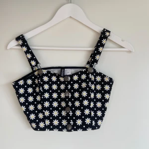 Kort topp  - Kort topp som täcker brösten precis!  Superfin att ha till en högmidjad kjol👌 Eller på stranden över bikinin!  Den är knappt använd så den är i toppskick!   Storlek s men skulle säga att den är mer som xs.