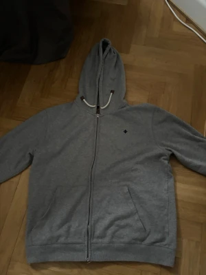 Morris full zip hoodie - Hej säljer nu min otroligt lite använda Hoddie, grå men vit bruna snören, väldigt snygg om du frågar mig,