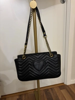 Svart väska  - Svart väska, som ny. Skriv innan köp 🤍 • Instagram: Ginise  