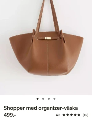 Brun shoppingväska med organiserare - Säljer den här väskan som lyckas ha plats för seriöst allt, perfekt för jobbet eller skolan. Om ni vill ha bilder så är det bara att komma privat💕