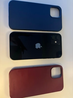 iPhone 12 - iPhone 12 i fint skick,  Två skal (blått och rött) följer med, dem är inte använda. Telefonen är ca 2 år gammal men funkar jätte bra. 64gb 