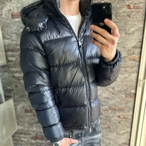 Ralph lauren glossy jacket - Mycket fint skick! Storlek 48/50/M passar dig som är mellan 178-190cm. Nypris ca 6000kr och kan verifieras med qr koden! Modellen är 182cm, 70 kg. Passar bra nu till vintern! Skriv för mer information!🤝 