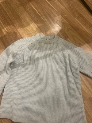 Ljusblå ribbad stickad tröja ONLY - Stilren stickad tröja i en ljusblå nyans som passar till allt. Ribbstickad struktur med snygga detaljer vid axlarna ger ett tidlöst och välklätt intryck. Mjuk och skön kvalitet som funkar lika bra till vardags som till en mer uppklädd look. Perfekt att bära som den är eller över en skjorta.  ✨ Mjuk och bekväm ✨ Klassisk modell ✨ Lätt att matcha året runt  Ett säkert kort i garderoben för dig som gillar enkla plagg med stil 🤍