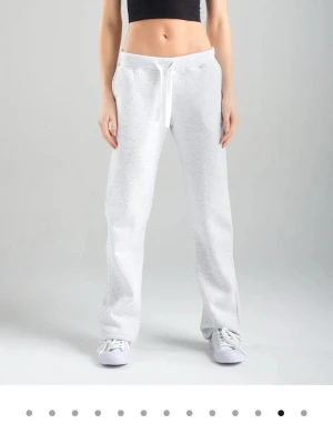 Russemerch byxor  - Ljusgrå russemerch byxor i xxs helt nya och o provade, ligger fortfarande förpackade då de blev fel storlek. 