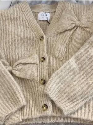 Beige zara kofta med rosetter - Såå snygg u fint skick, men smått nopprig💕💕egentligen barnstorlek men sitter som en xs